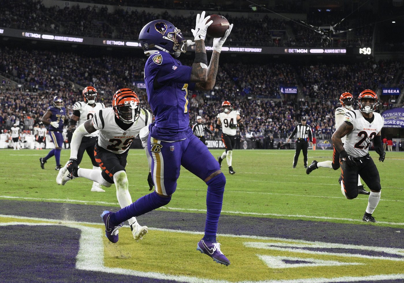 Jackson leads rally, and Ravens stop 2-point attempt to hold off Bengals 35-34 | iNFOnews.ca Jackson leads rally, and Ravens stop 2-point attempt to hold off Bengals 35-34 | iNFOnews.ca