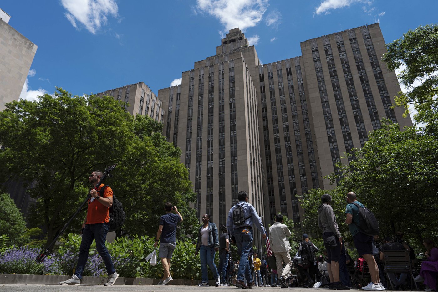 A suspect is in custody after 2 court officers were stabbed at a Manhattan courthouse | iNFOnews.ca A suspect is in custody after 2 court officers were stabbed at a Manhattan courthouse | iNFOnews.ca