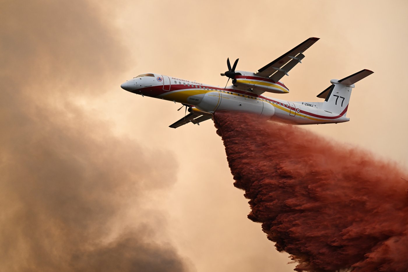 Europe battles fast-moving wildfires sweeping across Spain and France, in photos | iNFOnews.ca