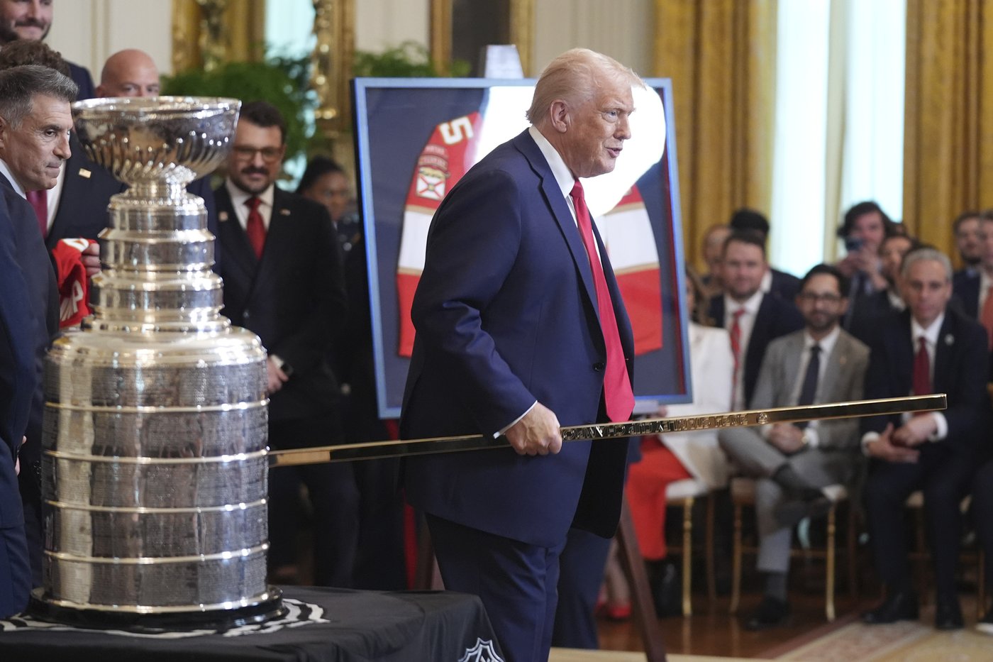 Trump sticks to hockey, avoids tariff talks during Stanley Cup champion Florida Panthers' visit | iNFOnews.ca