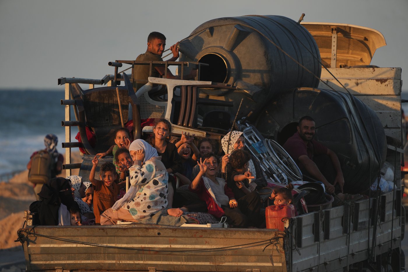 Returning to ruins: Photos of Palestinian families going home | iNFOnews.ca