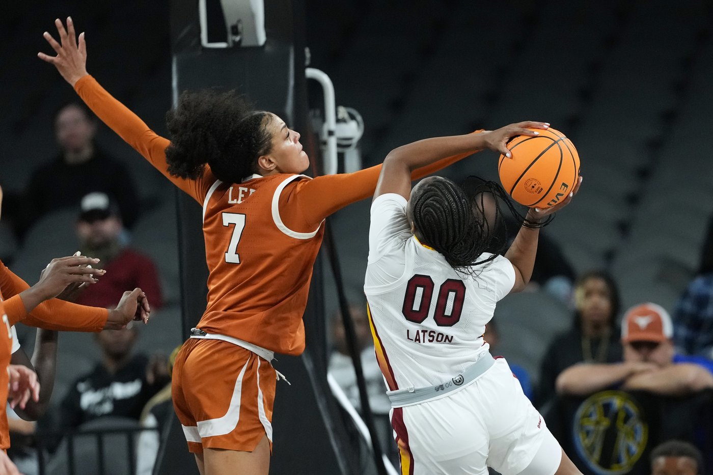 Harmon's last-second basket lifts No. 4 Texas women to 66-64 win over No. 2 South Carolina | iNFOnews.ca Harmon's last-second basket lifts No. 4 Texas women to 66-64 win over No. 2 South Carolina | iNFOnews.ca
