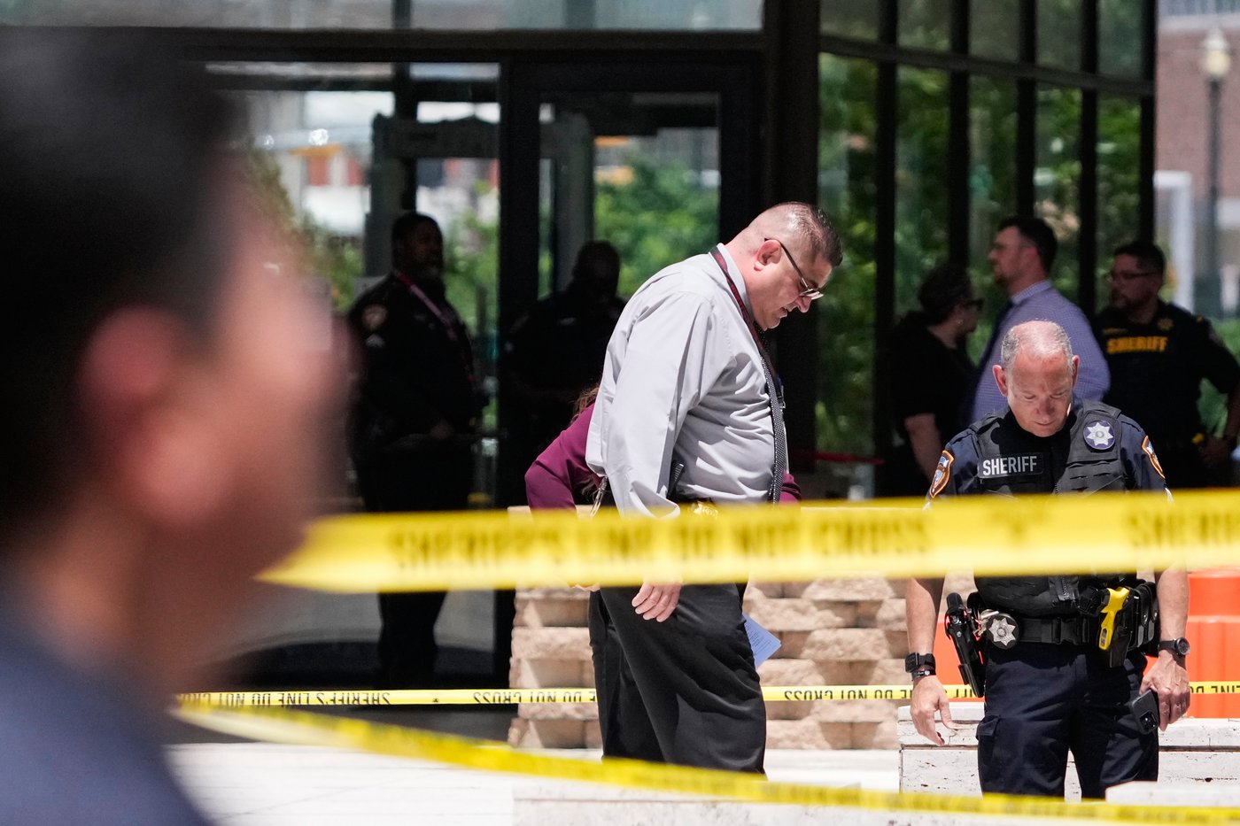 Texas deputy wounded, suspect held in shooting outside Houston courthouse, authorities say | iNFOnews.ca Texas deputy wounded, suspect held in shooting outside Houston courthouse, authorities say | iNFOnews.ca