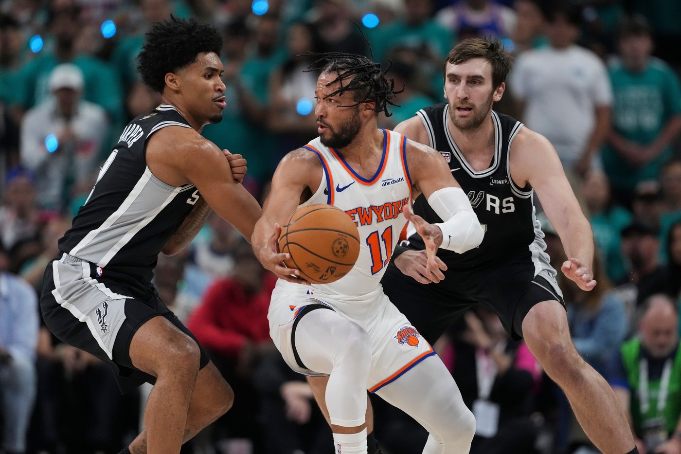 Jalen Brunson scores 30 and Knicks finish on 11-0 run, steal Game 1 from Spurs with 105-95 win | iNFOnews.ca