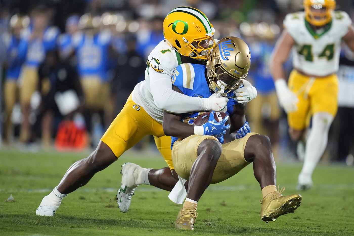 Dillon Gabriel throws for 3 TDs as No. 8 Oregon beats UCLA 34-13 in first Big Ten game | iNFOnews.ca