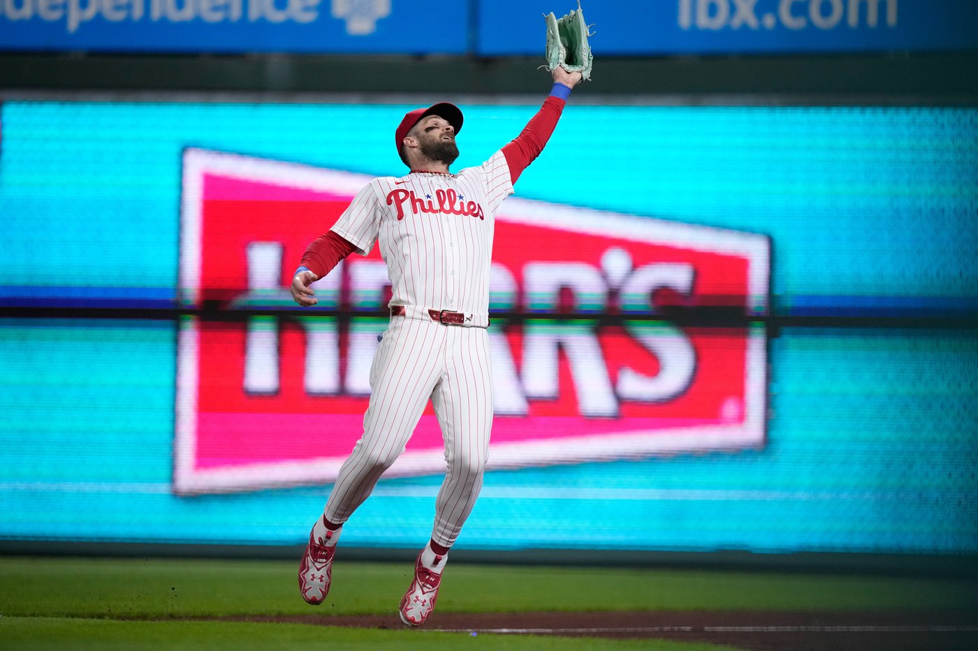 Rogers escapes 2 bases-loaded jams in the ninth to seal Blue Jays' 5-4 win over Phillies | iNFOnews.ca