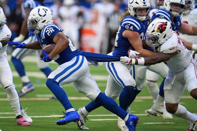 Daniel Jones throws for 2 touchdowns as the Colts rally past the Cardinals for a 31-27 win | iNFOnews.ca
