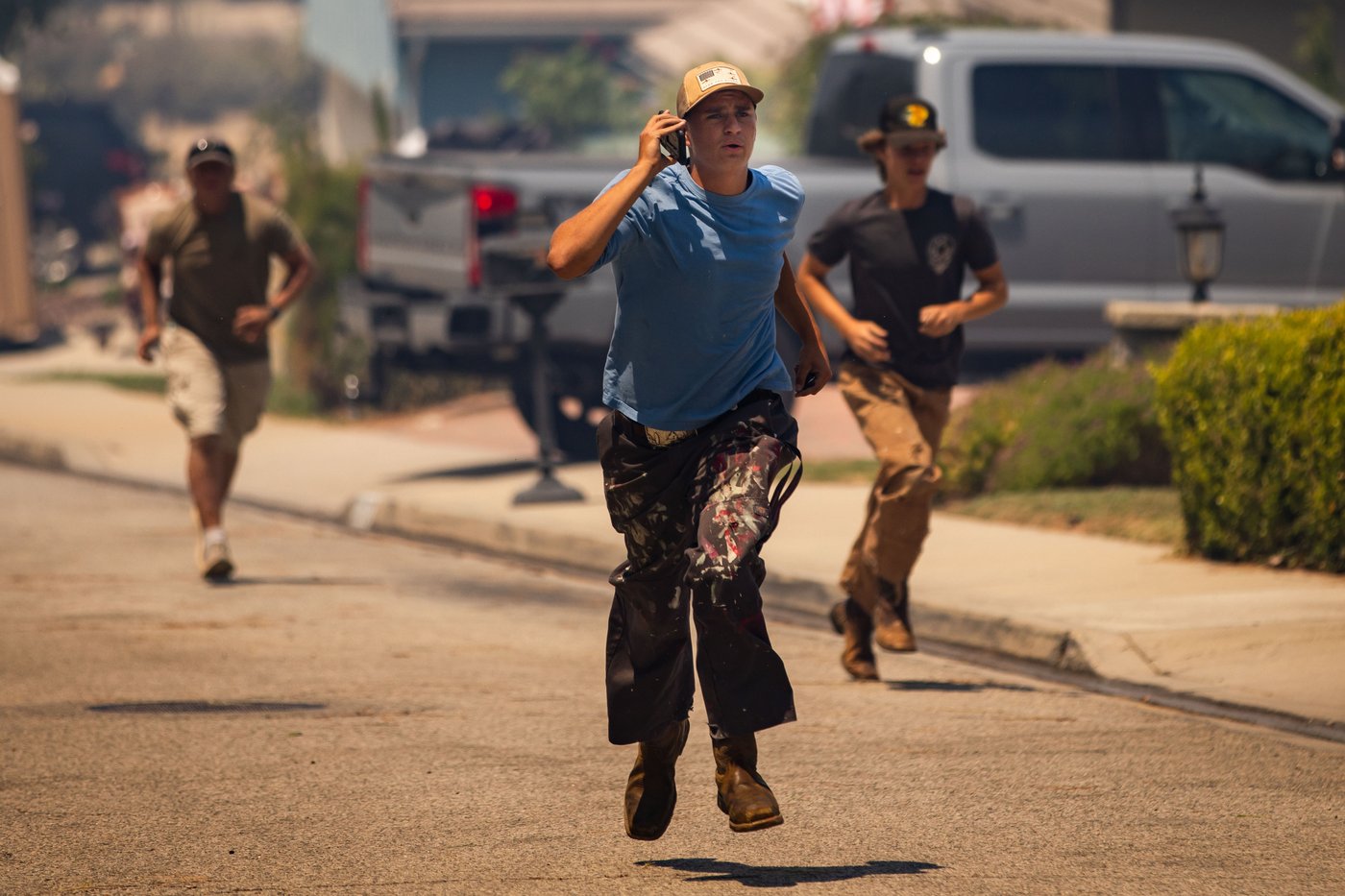 Photos show firefighters battling Southern California blaze | iNFOnews.ca