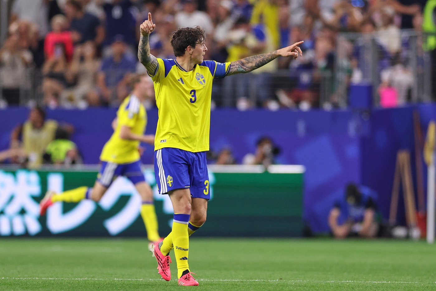 When in Texas: Wife of Sweden's Victor Lindelöf thrown off mechanical bull during the World Cup | iNFOnews.ca When in Texas: Wife of Sweden's Victor Lindelöf thrown off mechanical bull during the World Cup | iNFOnews.ca