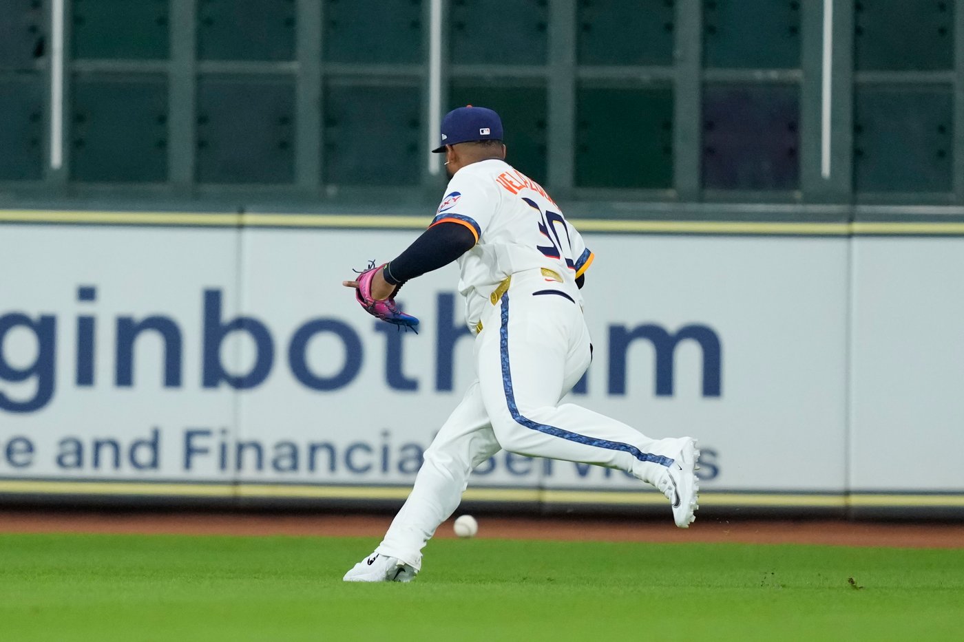 Velázquez hits 2-run homer and Smith adds 2-run double as Astros surge past White Sox, 6-3 | iNFOnews.ca