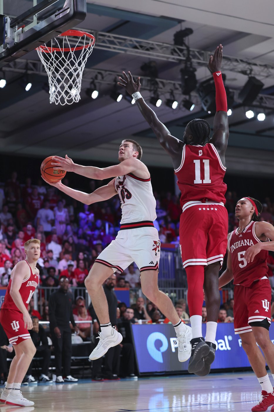 Louisville scores 52 second-half points to race past No. 14 Indiana 89-61 in the Battle 4 Atlantis | iNFOnews.ca