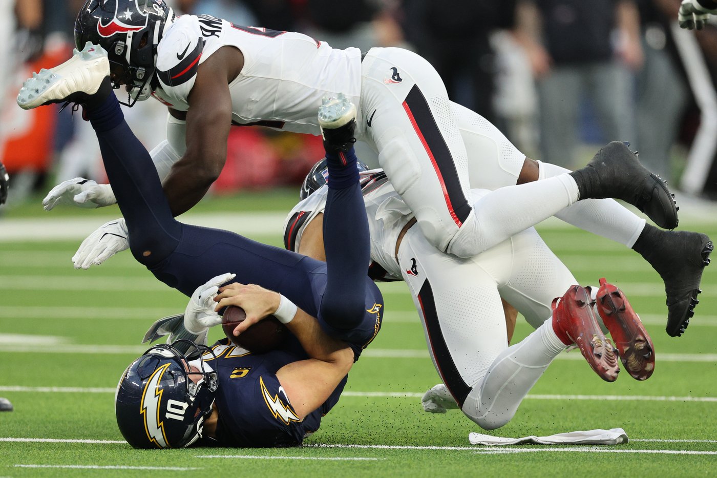 Texans clinch third consecutive playoff berth with a win over Chargers | iNFOnews.ca