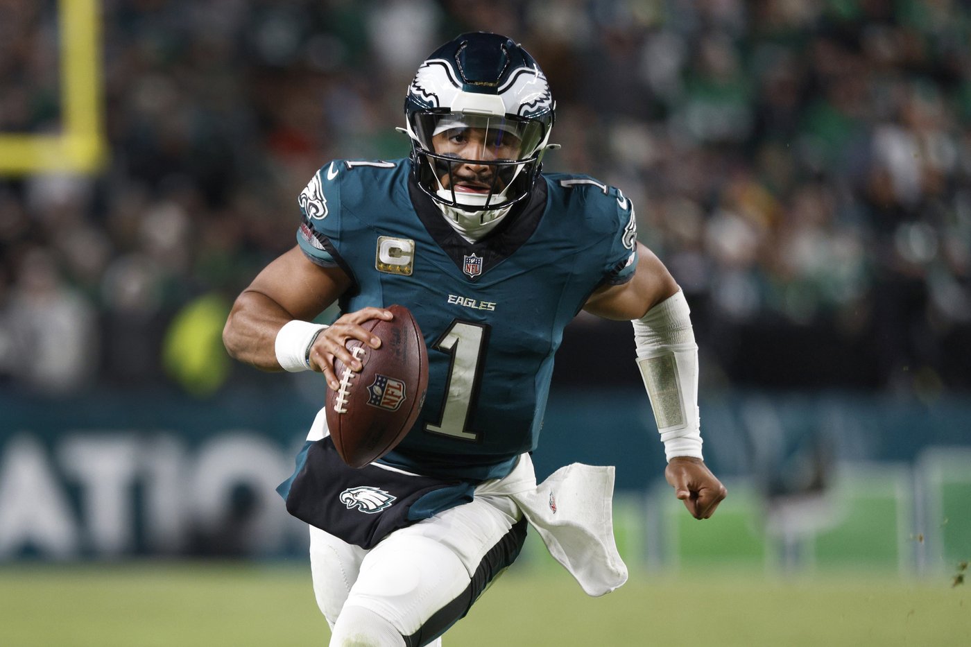 Saquon Barkley runs for 2 TDs, Eagles beat Commanders 26-18 to stretch NFC East lead | iNFOnews.ca