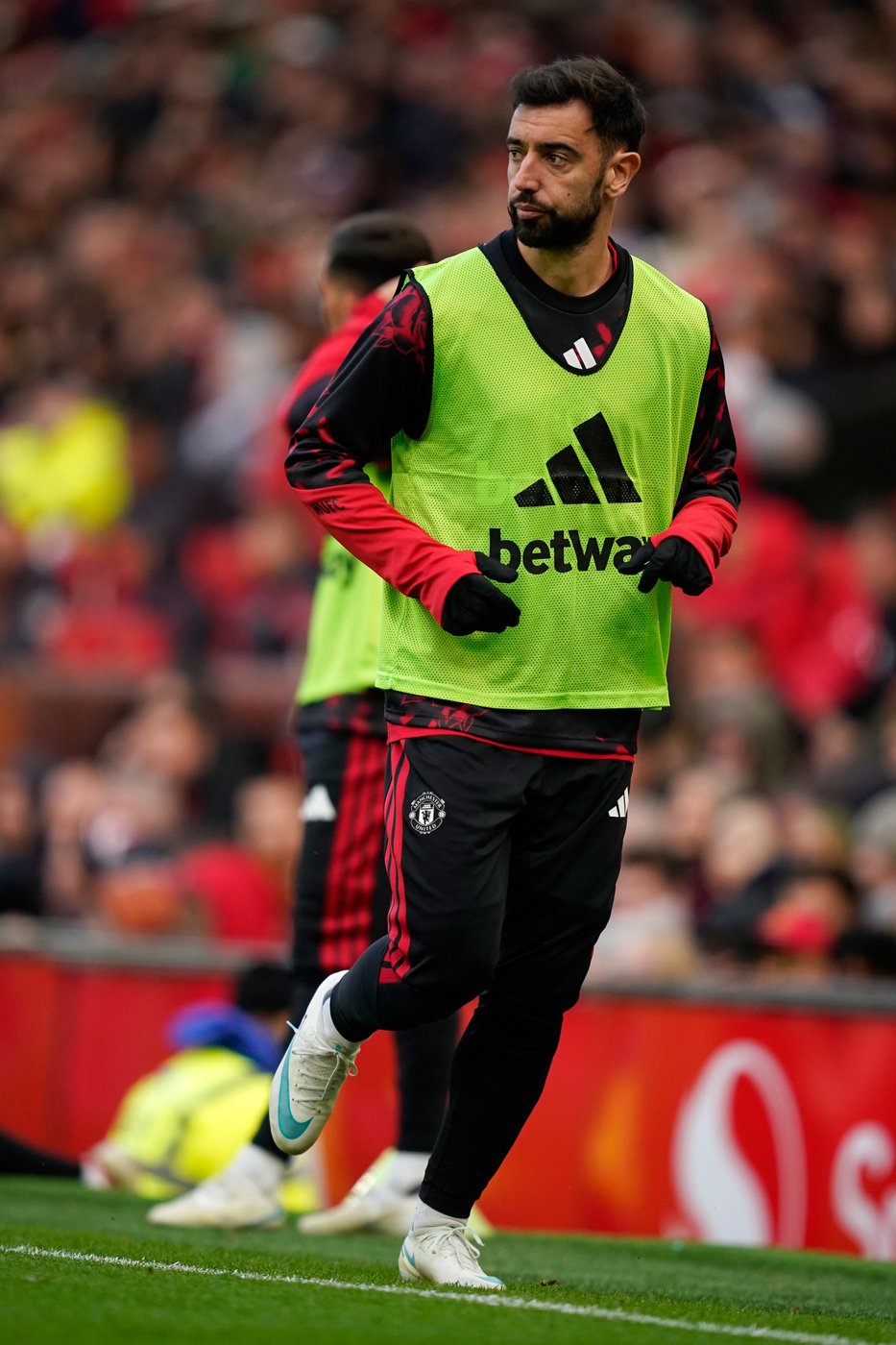 Bruno Fernandes dropped and left on bench by Carrick in latest Man United embarrassment | iNFOnews.ca