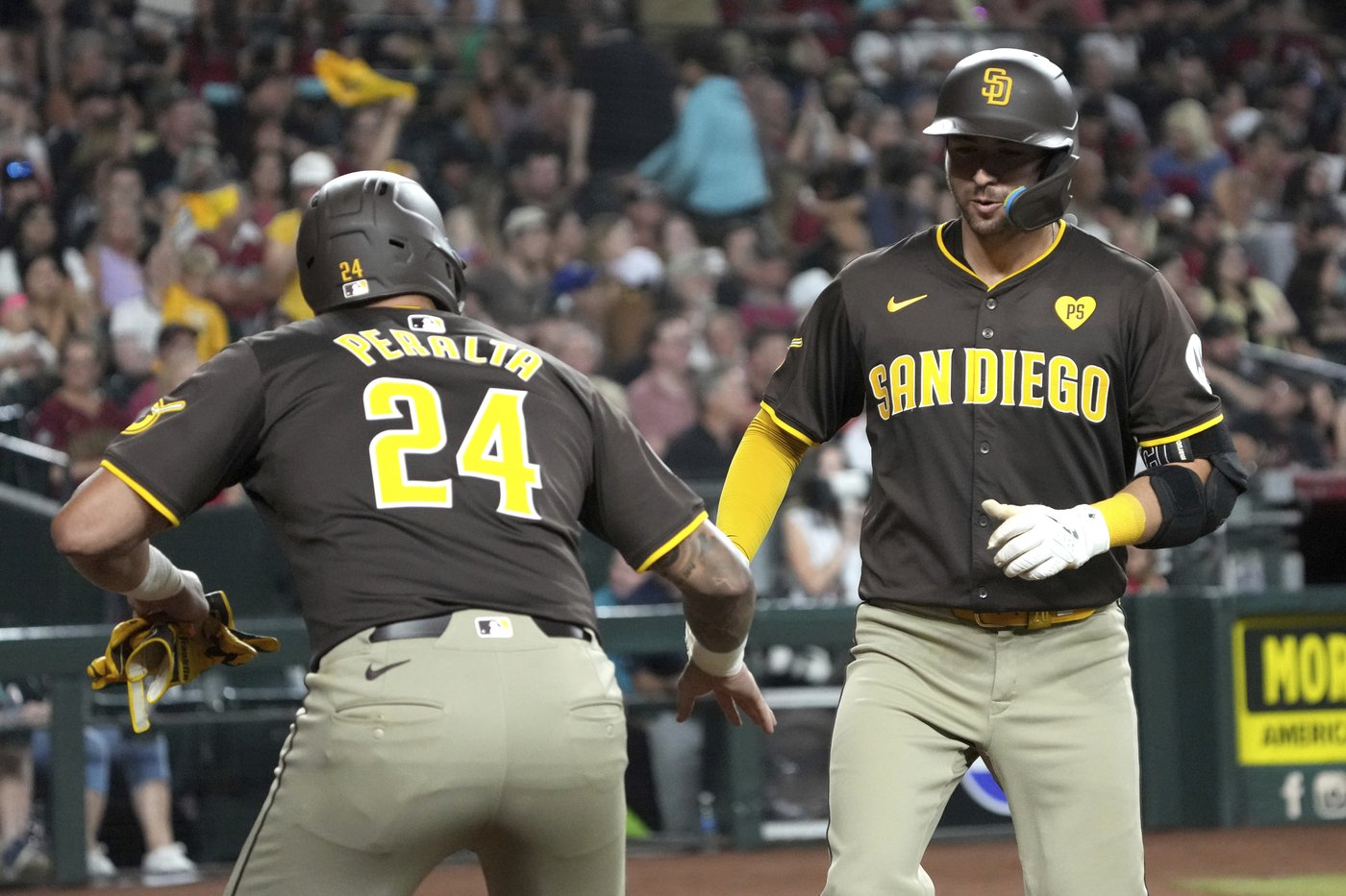 Padres hit 3 HRs in the 9th inning for a 5-0 win over the D-backs, who lose ground in playoff race | iNFOnews.ca Padres hit 3 HRs in the 9th inning for a 5-0 win over the D-backs, who lose ground in playoff race | iNFOnews.ca