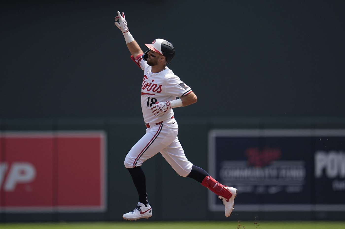 Buxton hits for the cycle on his bobblehead day as Twins beat Pirates, 12-4 | iNFOnews.ca