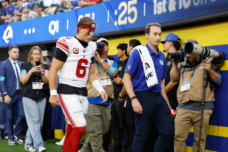 Giants QB Jaxson Dart exits with knee injury on first series vs. Rams | iNFOnews.ca