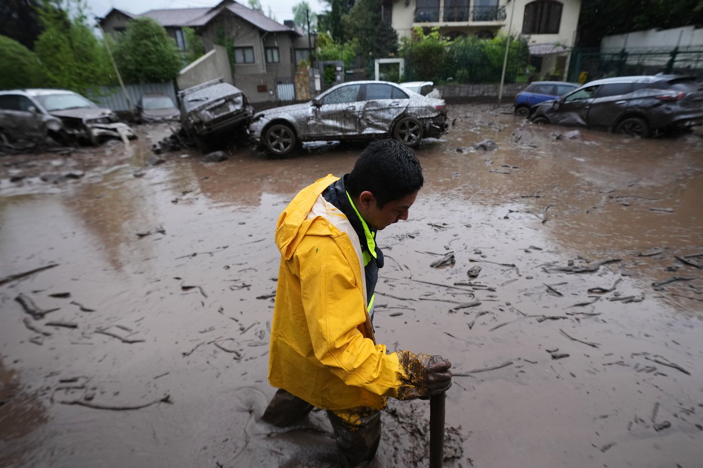 Heavy rain batters Chile’s capital, sweeping away cars and flooding homes | iNFOnews.ca