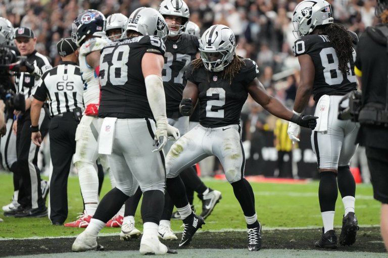 The Raiders a end 4-game skid by dominating on defense to beat the Titans 20-10 | iNFOnews.ca