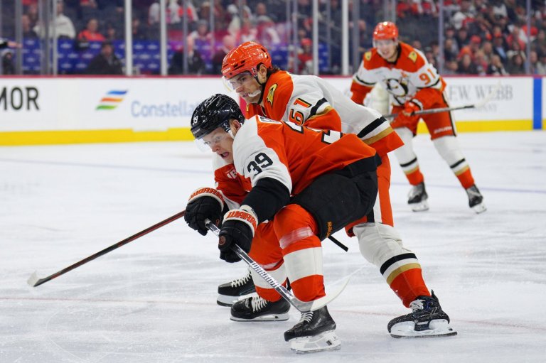 Leo Carlsson rallies the Ducks to a 5-4 victory over the Flyers | iNFOnews.ca