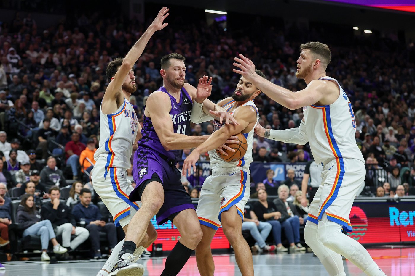 Hartenstein has 33 points and 19 rebounds to help the Thunder rout the Kings | iNFOnews.ca