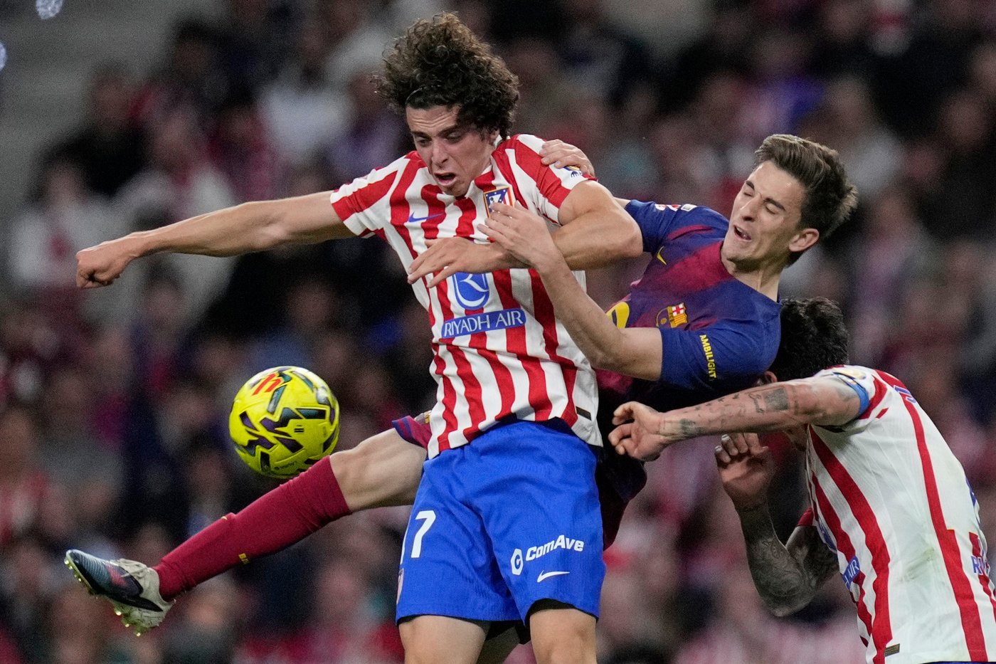 Barcelona overcomes 10-man Atletico and boosts La Liga lead after Real Madrid loses | iNFOnews.ca Barcelona overcomes 10-man Atletico and boosts La Liga lead after Real Madrid loses | iNFOnews.ca