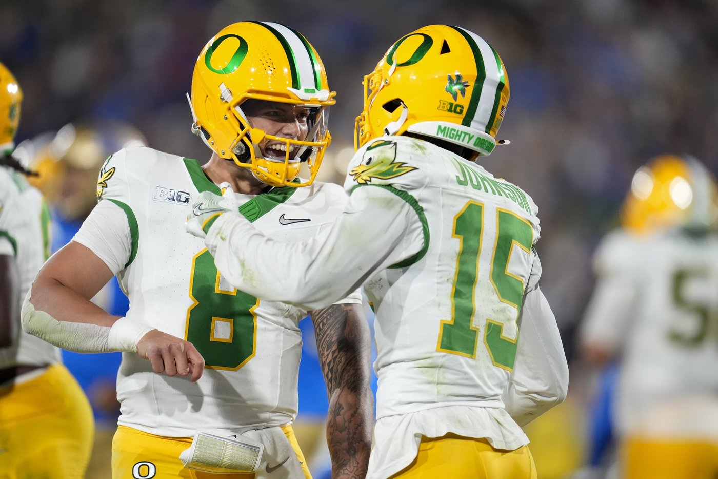 Dillon Gabriel throws for 3 TDs as No. 8 Oregon beats UCLA 34-13 in first Big Ten game | iNFOnews.ca