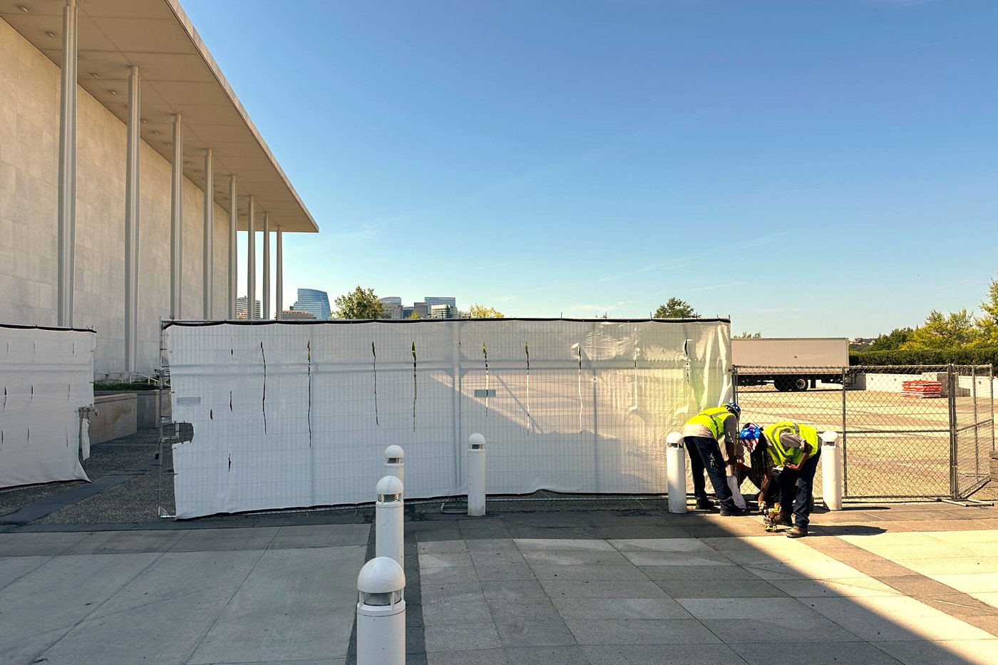 Fencing goes up around the main Kennedy Center building after Trump-aligned board votes to close it | iNFOnews.ca