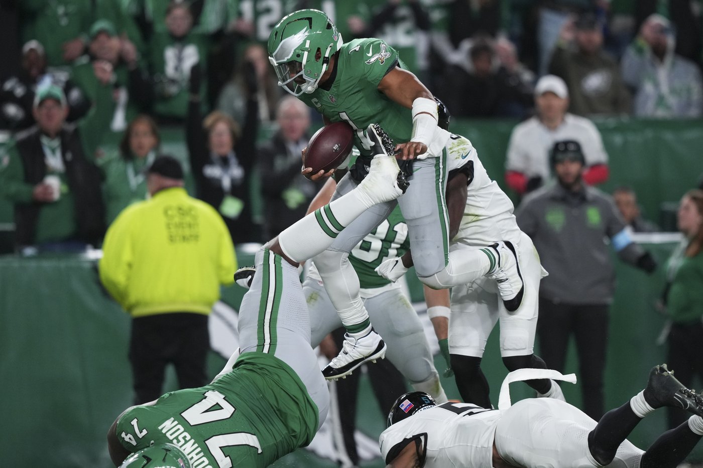 Saquon Barkley shines with backward leap, 2 touchdowns in Eagles' 28-23 win over Jaguars | iNFOnews.ca