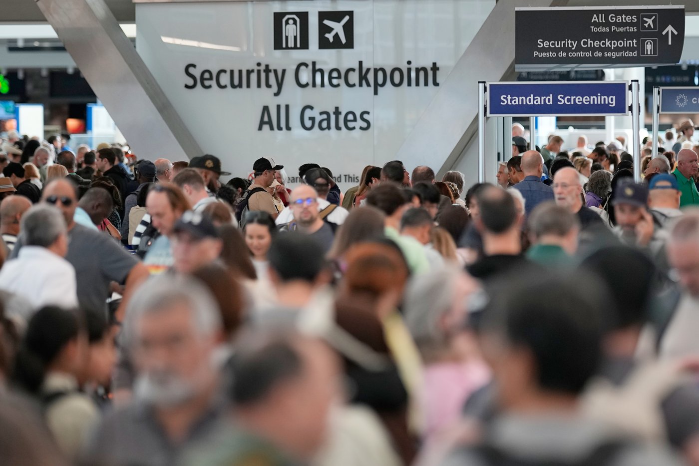 Houston airport has become a symbol for the shutdown's impacts on air travel | iNFOnews.ca