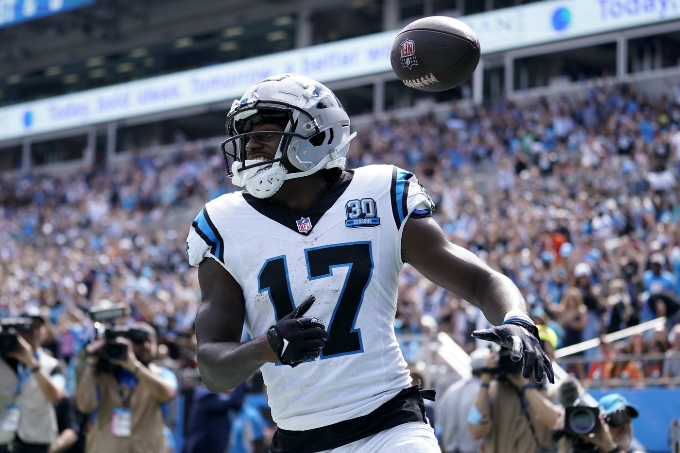 Joe Burrow throws for 2 TDs, Bengals hold on to beat Panthers 34-24 for first victory of the season | iNFOnews.ca