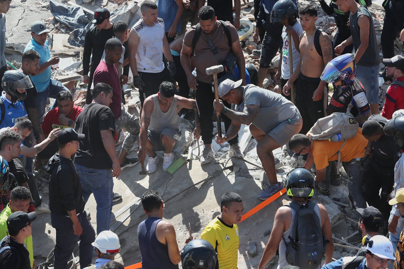 Magnitude 7.4 quake rocks western Colombia, killing at least 111 people | iNFOnews.ca Magnitude 7.4 quake rocks western Colombia, killing at least 111 people | iNFOnews.ca