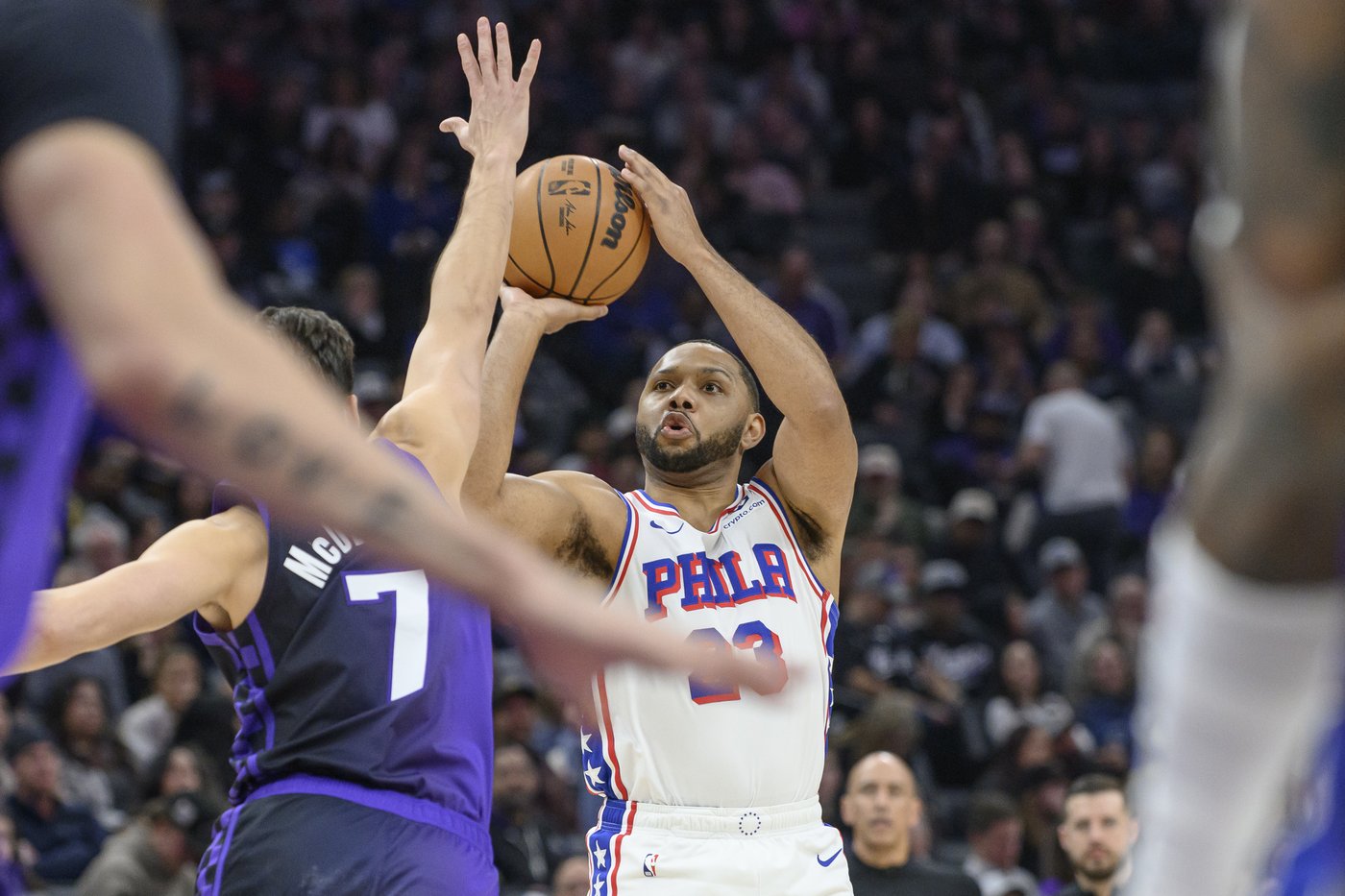 Fox scores 35 and Kings close with 15-0 surge to rally past 76ers for 113-107 win | iNFOnews.ca