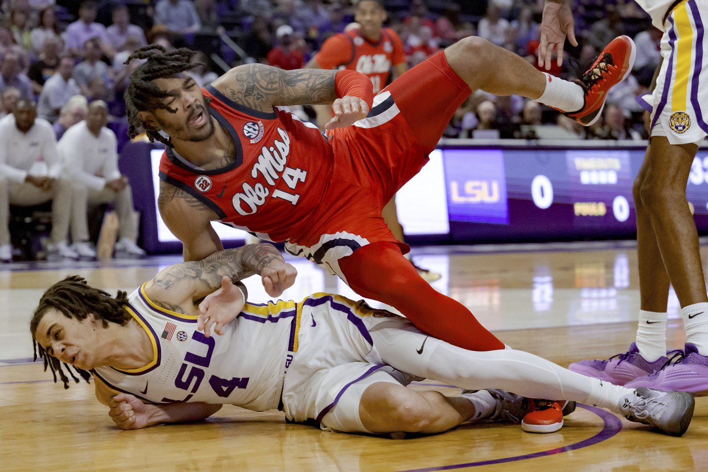 Dre Davis' last-second shot lifts No. 25 Mississippi past LSU 72-70 | iNFOnews.ca
