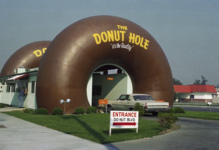 Pull up to the window, please, for a glimpse of an American icon: The drive-thru | iNFOnews.ca