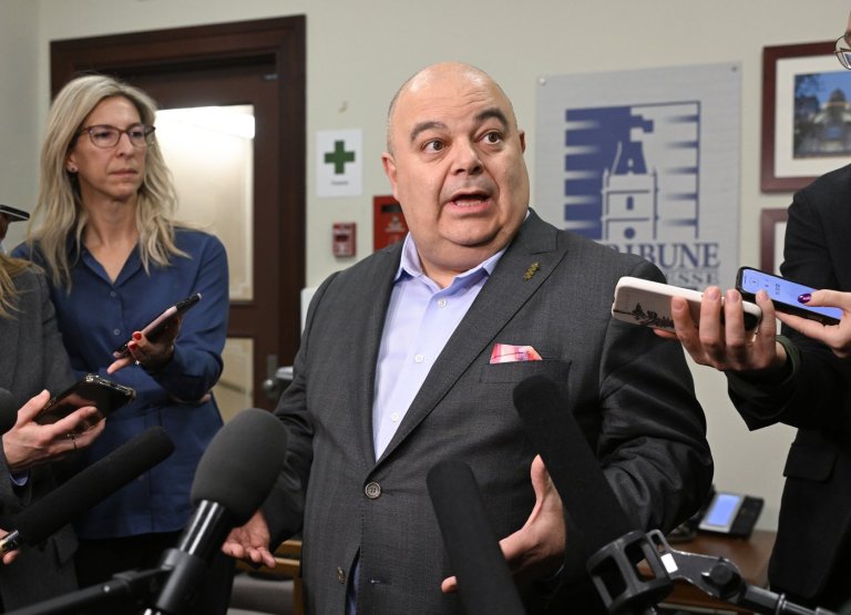 Quebec's federation of family doctors launches legal challenge against pay reform law | iNFOnews.ca