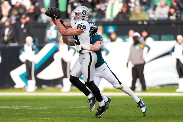 Raiders are placing Bowers and Chinn on season-ending injured reserve, AP source says | iNFOnews.ca