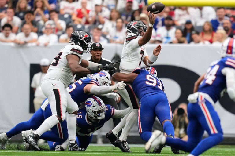 Bills starting DT Ed Oliver ruled out against Lions after hurting his hip in warmups | iNFOnews.ca