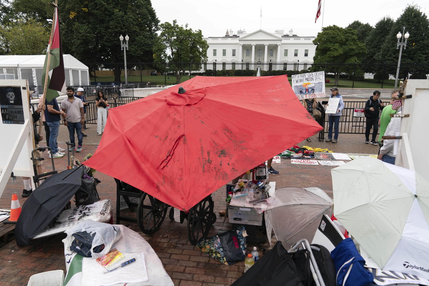 A decades-long peace vigil outside the White House is dismantled after Trump's order | iNFOnews.ca