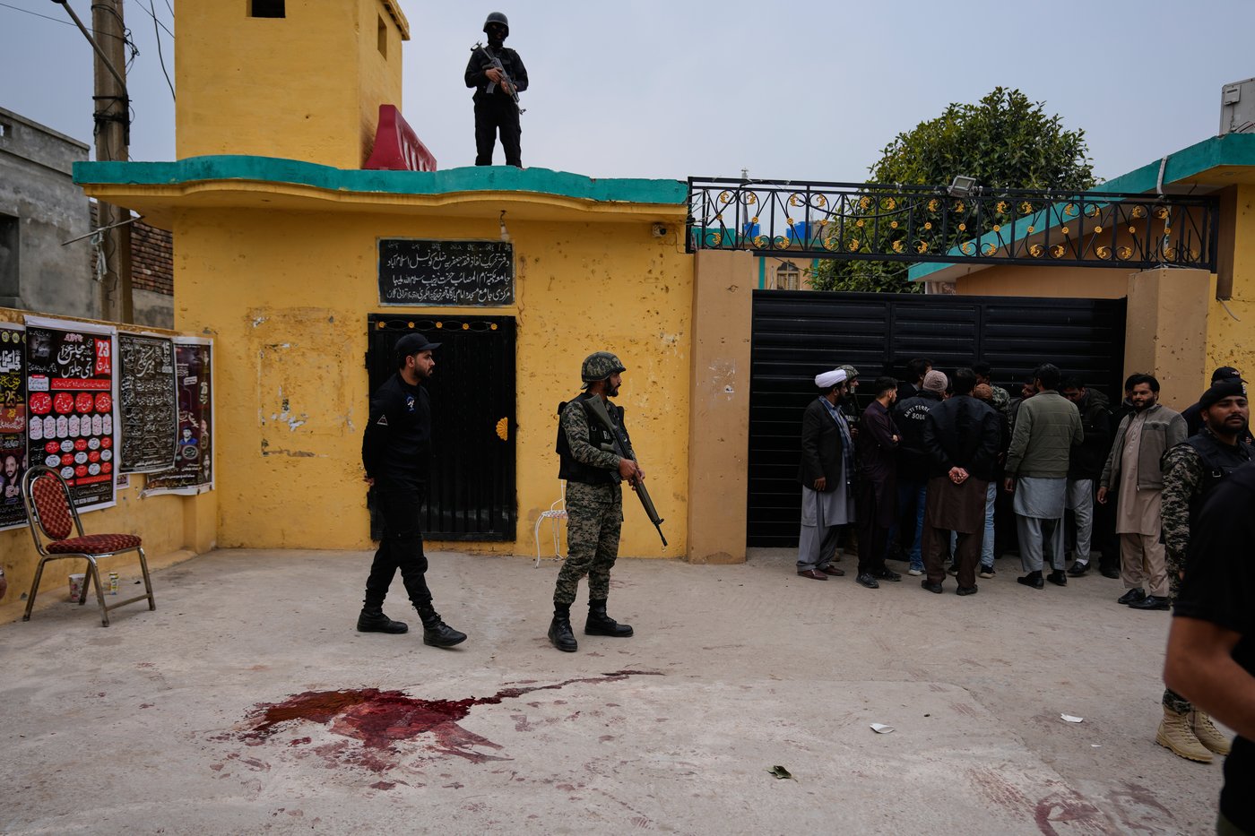 Suicide bombing at a Shiite mosque on Islamabad's outskirts kills at least 31 and wounds scores | iNFOnews.ca Suicide bombing at a Shiite mosque on Islamabad's outskirts kills at least 31 and wounds scores | iNFOnews.ca