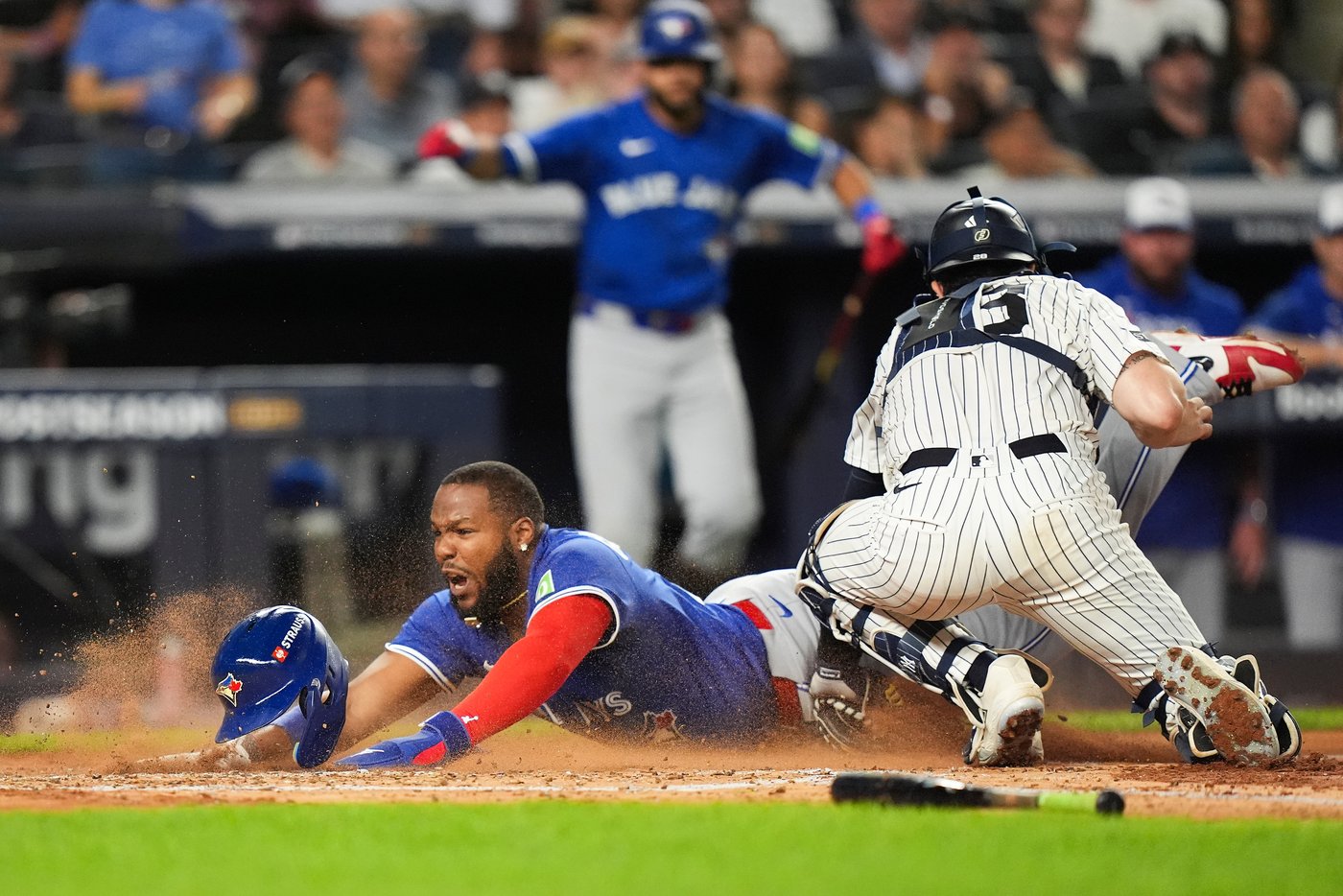 Blue Jays fans react to Vladimir Guerrero Jr.'s Superman-like slide in Game 3 of ALDS | iNFOnews.ca