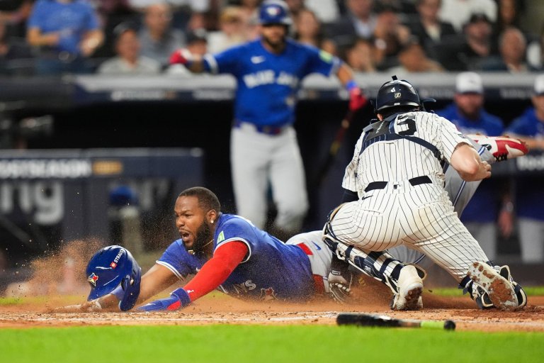 Blue Jays fans react to Vladimir Guerrero Jr.'s Superman-like slide in Game 3 of ALDS | iNFOnews.ca
