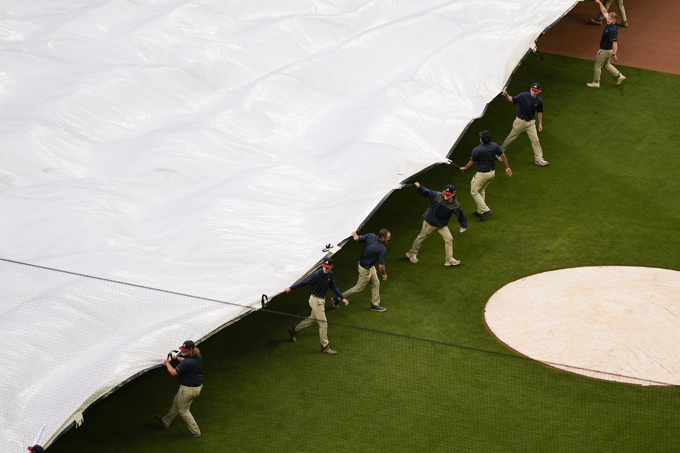 Ohtani and Freeman homer, Sasaki earns 1st MLB win as streaking Dodgers overpower Braves 10-3 | iNFOnews.ca