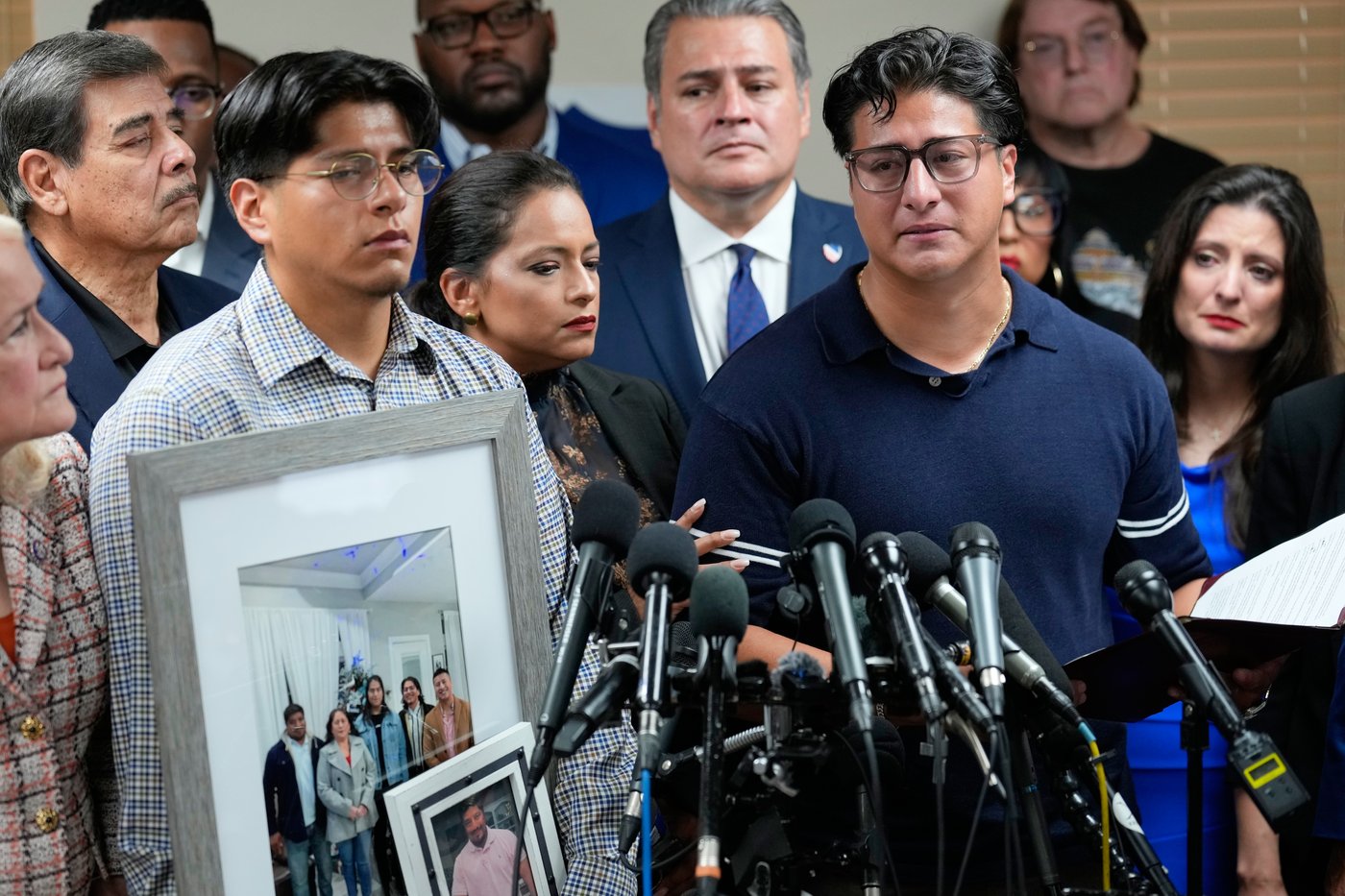 Mexico to request criminal charges over deaths following fatal shooting of Houston man by ICE agents | iNFOnews.ca
