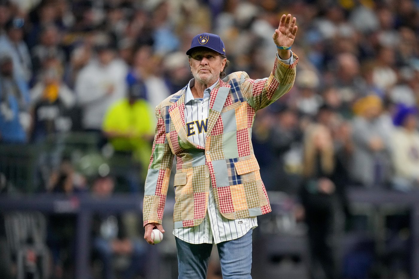 Robin Yount and Brewers' broadcast team pay tribute to Bob Uecker by borrowing from his wardrobe | iNFOnews.ca