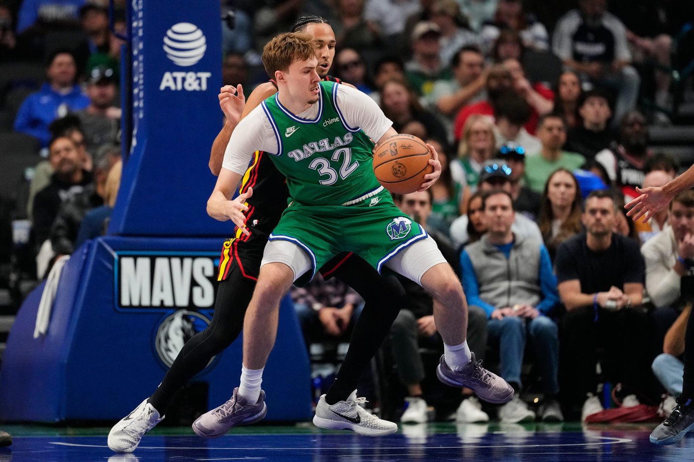 Hawks beat the Mavericks 135-120 for their 11th straight win | iNFOnews.ca Hawks beat the Mavericks 135-120 for their 11th straight win | iNFOnews.ca