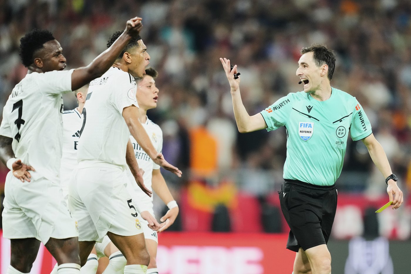 Rudiger throws ice at the referee and is red carded in the Copa del Rey final | iNFOnews.ca