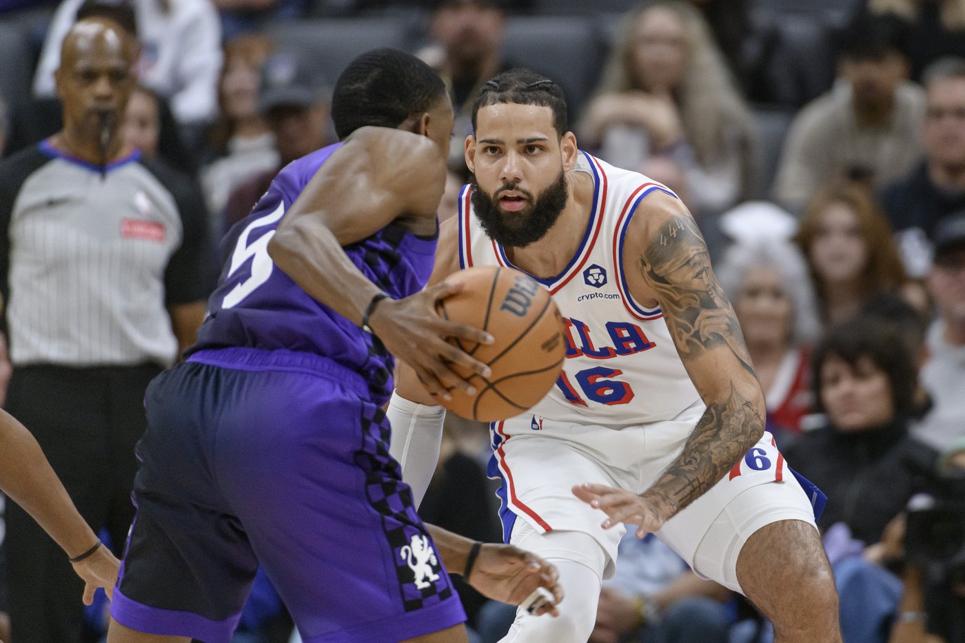 Fox scores 35 and Kings close with 15-0 surge to rally past 76ers for 113-107 win | iNFOnews.ca