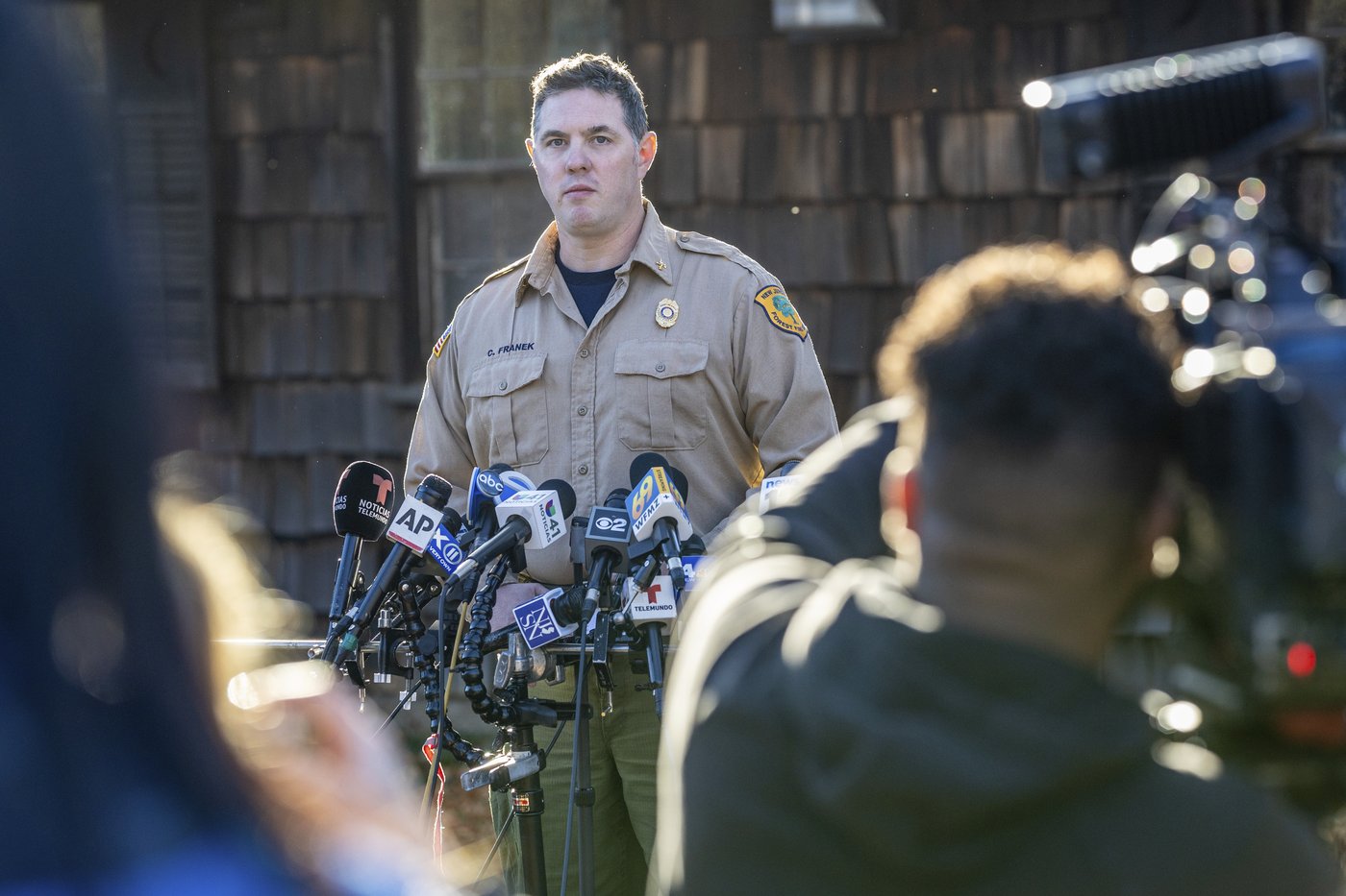 Fire crews on both US coasts battle wildfires | iNFOnews.ca