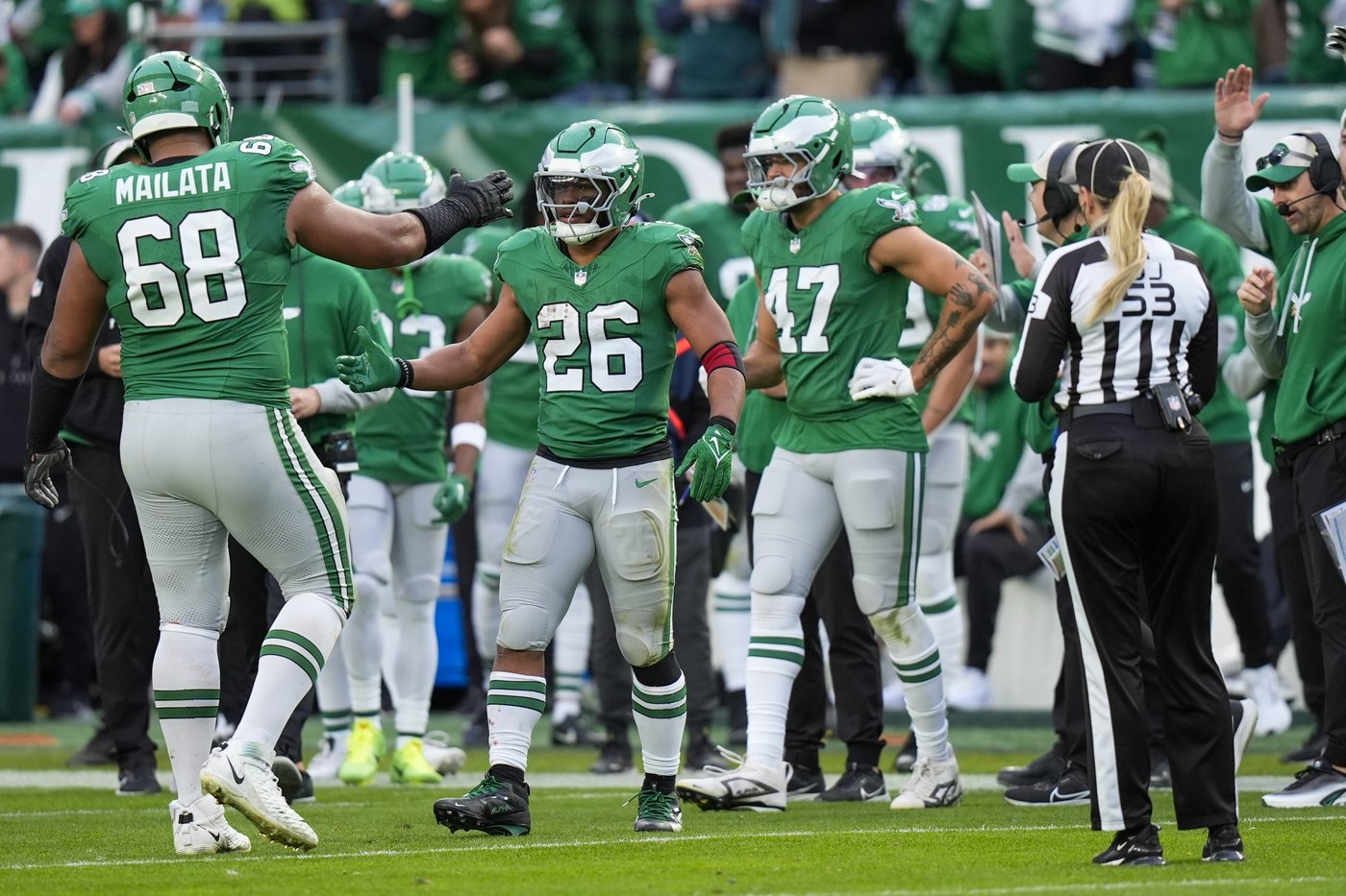 Saquon Barkley tops 2,000 yards rushing as Eagles beat Cowboys 41-7 to clinch NFC East | iNFOnews.ca